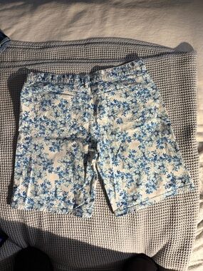 Garnet Hill Blue and White Floral Bermuda Shorts, Cotton Stretch, Size 16, EUC.